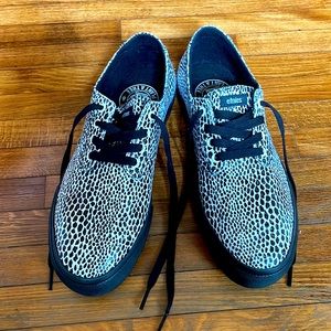 Never worn platform Etnies sneakers